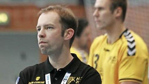 Die ärgerliche Niederlage von Minden ist verarbeitet, Coburgs Trainer Jan Gorr hat sein Team intensiv auf den THW Kiel vorbereitet und verspricht den vielen Fans eine mutige Leistung seiner Jungs. - im Hintergrund Steffen Lex.  Foto: Iris Bilek