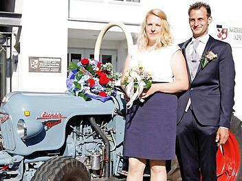 Der 66 Jahre alte Eicher Puma mit dem jungen Brautpaar Fabian Gibtner (30) und Frau Lisa (25) Foto: Reinhard Löwisch