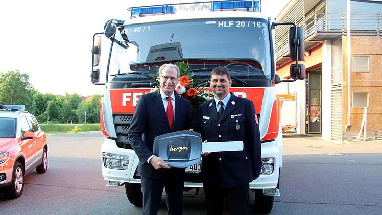 Bürgermeister German Hacker übergibt symbolisch den Schlüssel an Kommandant Rainer Weber.