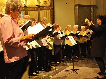 Mit den sonoren Stimmen in Alt, Sopran, Mezzosopran interpretierte der Frauenchor des Garitzer Gesangvereines Lieder, die zu Herzen gingen.  Foto: Peter Klopf