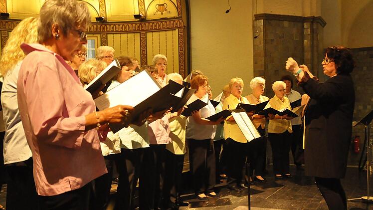 Mit den sonoren Stimmen in Alt, Sopran, Mezzosopran interpretierte der Frauenchor des Garitzer Gesangvereines Lieder, die zu Herzen gingen.  Foto: Peter Klopf