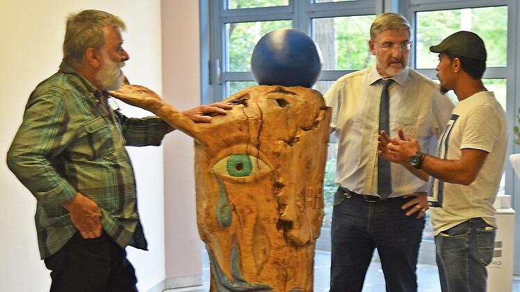 "Flucht" heißt die Skulptur, die gestern im Foyer des Landratsamtes Coburg vorgestellt wurde: Von links: Ernst Müller, Michael Busch und Elham Brahman. Foto: Gabi Arnold