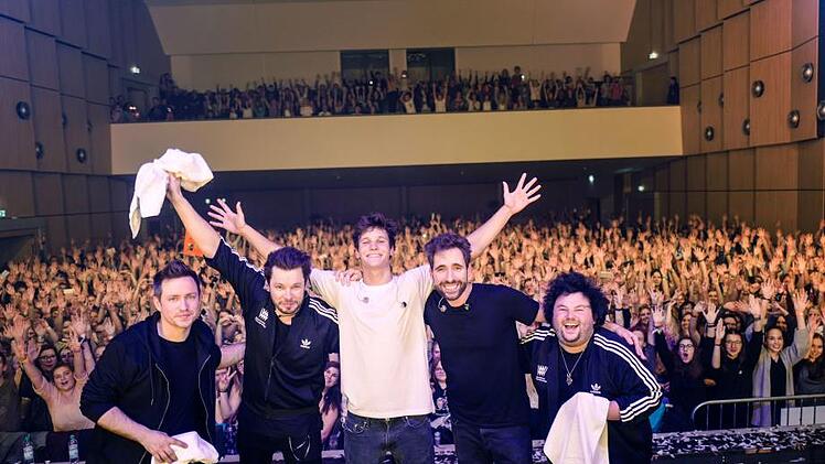 Im letzten Jahr gastierte Wincent Weiss mit seiner Band auch in der Stadthalle Bad Neustadt an der Saale. Im Bild (von links) Florian Kettler, Manfred Sauer (Bass), Wincent Weiss, Manuel Weber (Keyboard) und Benjamin Freibott (Gitarre)Sascha Wernicke