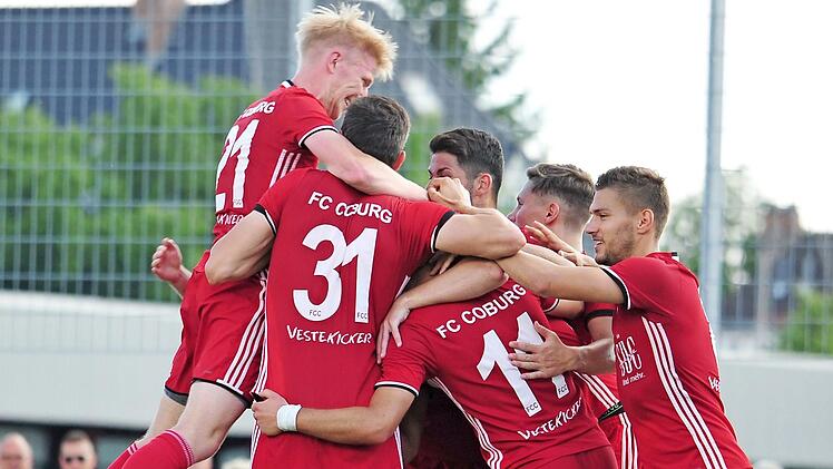 Ob die Spieler des FC Coburg - so wie w&auml;hrend der Relegation regelm&auml;&szlig;ig - auch gegen R&ouml;slau heute wieder jubeln d&uuml;rfen? Foto: Hagen Lehmann