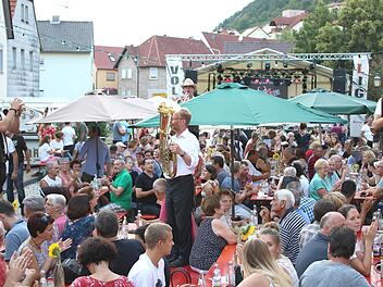 Immer wieder mischen sich die "Original Urlesbacher Musikanten", welche die Besucher quasi als Vorgruppe der "Volxxliga" musikalisch auf den Abend einstimmten, unter die Festbesucher des "Stabacher Backofenfestlas".Ralf Nauman
