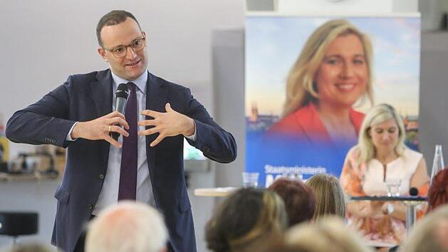 Bundesgesundheitsminister unterst&uuml;tzt Bayerns Gesundheitsministerin: Jens Spahn (CDU) ist auf Einladung seiner  Amtskollegin Melanie Huml (CSU) nach Bamberg gekommen, um sich mit Pflegekr&auml;ften, &Auml;rzten und Apothekern  auszutauschen. Foto: Barbara Herbst