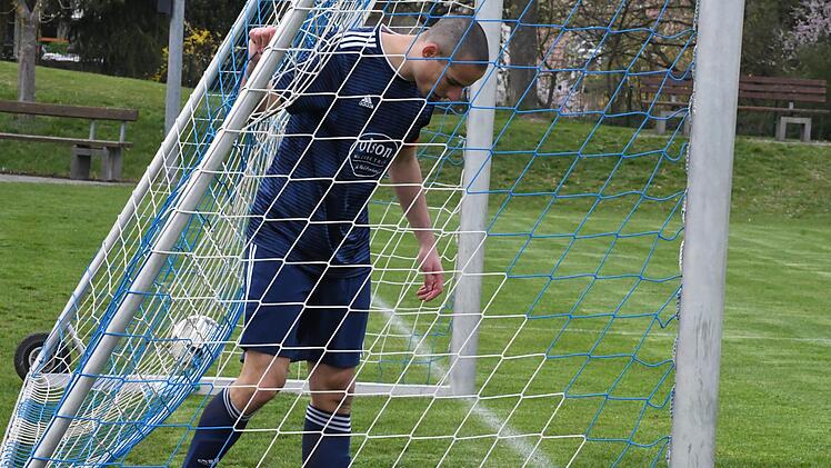 Frust über ein Gegentor: ein Spieler der SG Oberleichtersbach/Modlos.Hopf