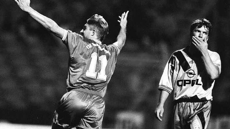 Die größte Stunde des TSV Vestenbergsgreuth: Roland Stein (l.) schießt den Regionalligisten 1994 zum 1:0-Sieg gegen den FC Bayern München mit dem Herzogenauracher Lothar Matthäus.  Foto: Eckert