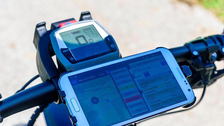 Mitarbeiter der Firma Top Plan radelten  im Aischgrund  alle Radwege ab, um Schilder-Standorte festzulegen und  alle Radwege zu  vermessen, zu bewerten und digital zu kartieren.   Foto: Top Plan