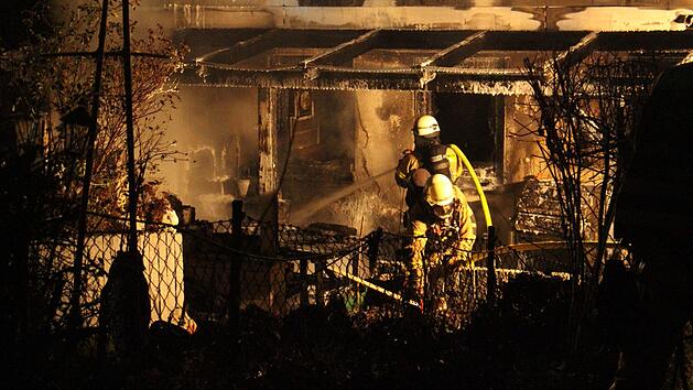 Am Montagabend wurde ein Reihenhaus in Bayreuth bei einem Brand stark besch&auml;digt. Foto: NEWS5 / Holzheimer