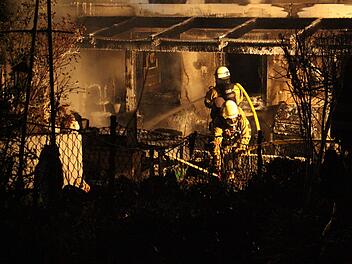 Am Montagabend wurde ein Reihenhaus in Bayreuth bei einem Brand stark beschädigt. Foto: NEWS5 / Holzheimer