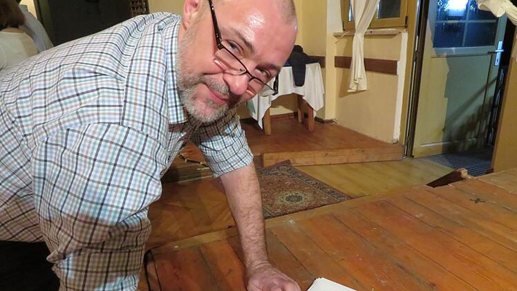 Gast Robert aus Ebing füllt den Fragezettel aus. Foto: Monika Schütz