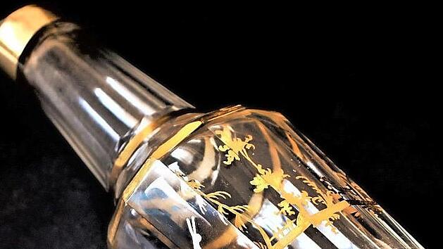 Das vergoldete Kristallglas mit einem aufgeschreckten Hasen, der von einem Jagdhund verfolgt wird, zeigt das Kleintettauer Glasmuseum. Repro: Gerd Fleischmann