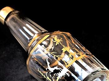 Das vergoldete Kristallglas mit einem aufgeschreckten Hasen, der von einem Jagdhund verfolgt wird, zeigt das Kleintettauer Glasmuseum. Repro: Gerd Fleischmann