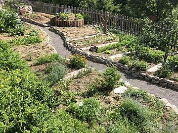 Schön und nützlich: Beeteinfassungen aus Natursteinen, wie hier im Gemüsegarten der Familie Weber in Hummendorf.