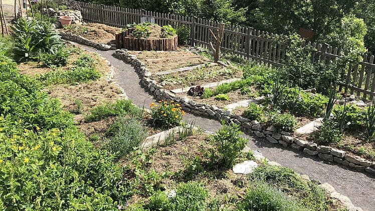 Schön und nützlich: Beeteinfassungen aus Natursteinen, wie hier im Gemüsegarten der Familie Weber in Hummendorf.