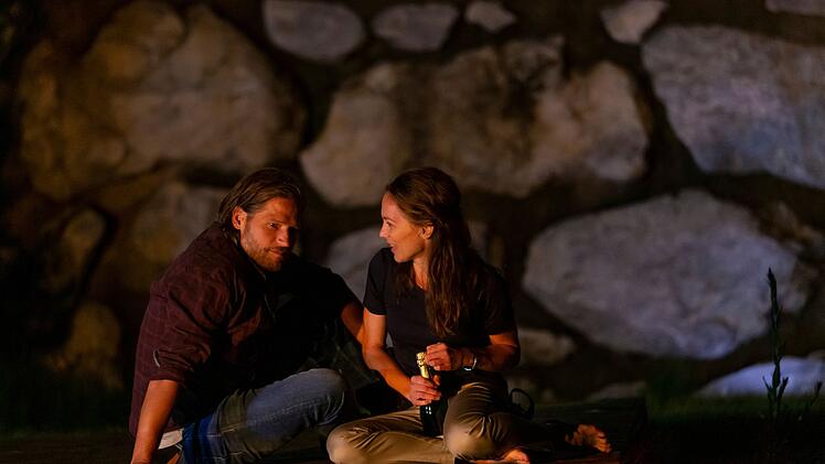 In "Die Bergretter - Die Zeit, die bleibt" trifft Markus Kofler (Sebastian Str&ouml;bel) &uuml;berraschend seine alte Liebe Jule Lindner (Franziska Wulf) wieder.