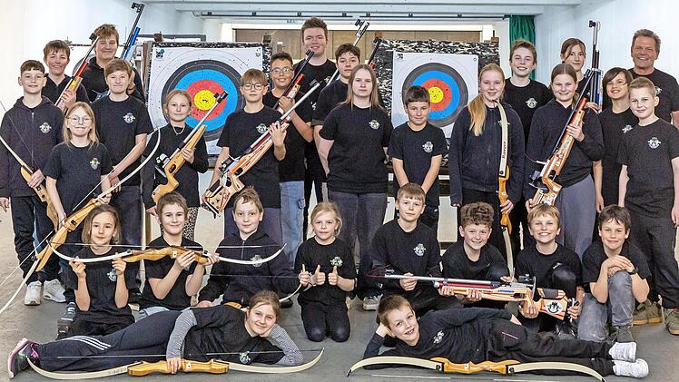 Jugendliche Lehrgangsteilnehmer mit Trainer Lothar Metz (hinten rechts)