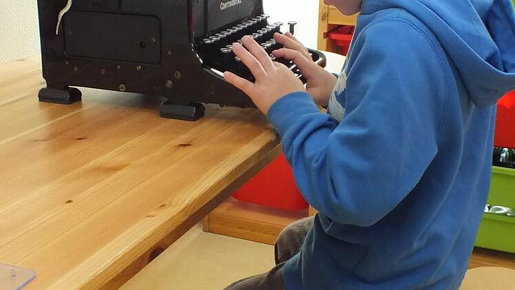 Elias an der Schreibmaschine