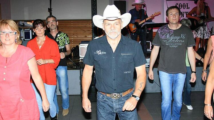 Echte Cowboys dürfen beim Westerntanzen ebensowenig fehlen wie...