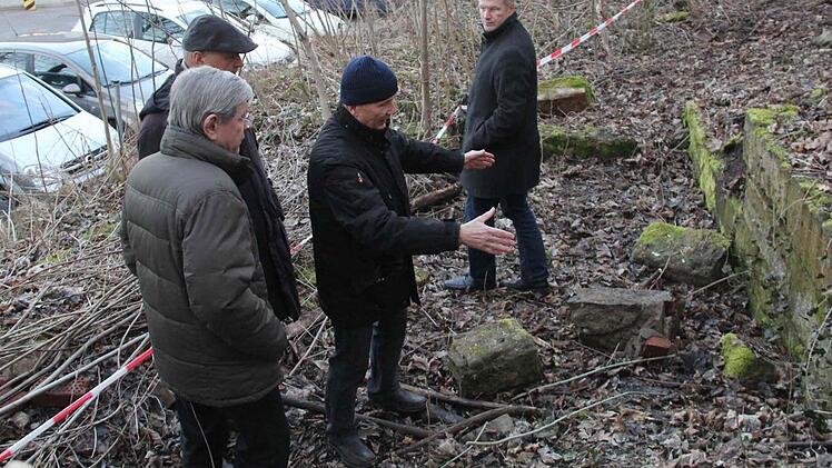 Beim Ortstermin am zukünftigen Lückenschluss des historischen Klosterwegs (von links): Heinz Rosenberg, Klaus Eminger und Detlev Hohmuth vom Förderverein sowie Robert Neuberth, der Leiter des städtischen Gartenamtes.  Foto: Heinrich Hofmann