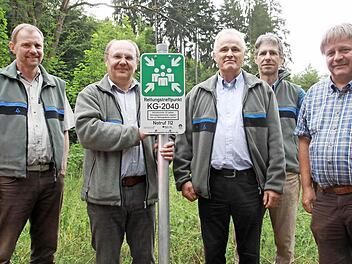 Axel Maunz, Bernhard Zürner, Klaus Klingert und Michael Heinrich vom Amt für Ernährung, Landwirtschaft und Forsten und Adalbert Löhr von der Stadt freuen sich, dass bald alle Schilder im Kreis installiert sind. Foto: Carmen Schmitt