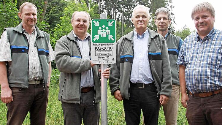 Axel Maunz, Bernhard Zürner, Klaus Klingert und Michael Heinrich vom Amt für Ernährung, Landwirtschaft und Forsten und Adalbert Löhr von der Stadt freuen sich, dass bald alle Schilder im Kreis installiert sind. Foto: Carmen Schmitt
