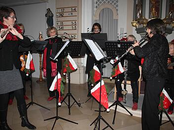 Das Damenorchester "Cappuccino" begeisterte bei einem etwas anderen Weihnachtskonzert in der Spitalkirche. Von links: Katja Nowak-Lotze, Ursula Hägele (verdeckt), Brunhilde Schott, Anja Gimpel-Henning, Annette Kinateder, Simone Meisel und Ute Nolte. Fotos: Stephan Stöckel