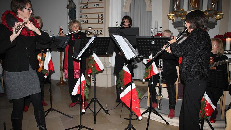 Das Damenorchester "Cappuccino" begeisterte bei einem etwas anderen Weihnachtskonzert in der Spitalkirche. Von links: Katja Nowak-Lotze, Ursula Hägele (verdeckt), Brunhilde Schott, Anja Gimpel-Henning, Annette Kinateder, Simone Meisel und Ute Nolte. Fotos: Stephan Stöckel
