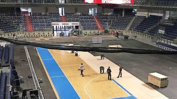 In der Nacht zum Mittwoch wurde von einer Spezialfirma das Parkett auf der Eisfläche verlegt. Foto: Brose Baskets