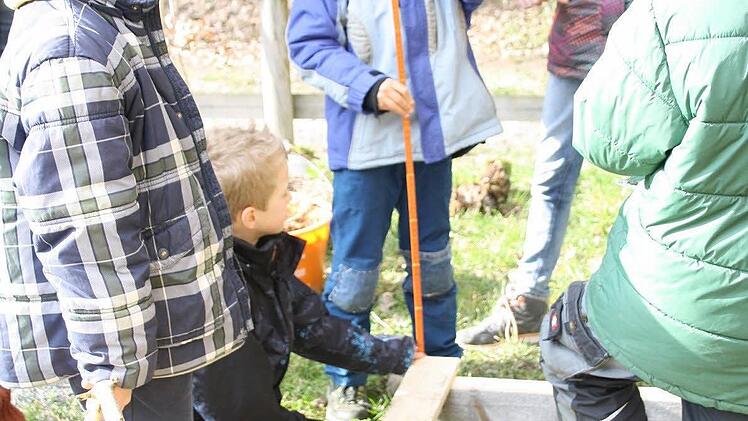 Die Kinder bauen gemeinsam an einem Wasserkunstwerk.Foto: privat