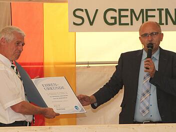Der Kreisvorsitzende des Bayerischen Fußballverbands, Gottfried Bindrim (rechts) überreichte Vorsitzendem Reinhold Klein zum Jubiläum die Ehrenurkunde des BFV. Foto: Günther Geiling