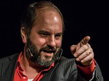 Matthias Egersdörfer bei seinem Auftritt im ausverkauften Saal des "Schwarzen Bären" in Beiersdorf Foto: Jochen Berger