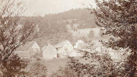 Ein Foto aus alten Zeiten. Sogar Kinder mussten beim Schwerspat-Abbau helfen. Im Hintergrund sind Häuser aus Silberhof zu sehen.  Foto: Elli Roll