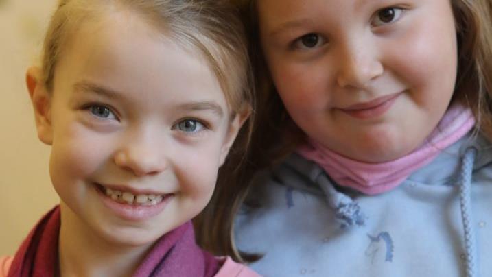 Für Katharina (links) und Nele haben die mittelhochdeutschen Wörter gut gefallen. Foto: Barbara Herbst
