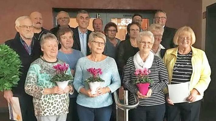 Die Geehrten des VdK-Ortsverbands Neuenmarkt mit Ortsvorsitzendem Holger Hentschel, stellvertretendem Kreisvorsitzenden Marc Benker und Bürgermeister Siegfried Decker. Foto: Werner Reißaus