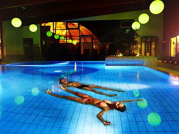 Therme, Bad, Badehaus, Schwimmen, Becken, Tauchen, Badeurlaub, Urlaub, Erlebnis, Auszeit, Freizeit, Erholung