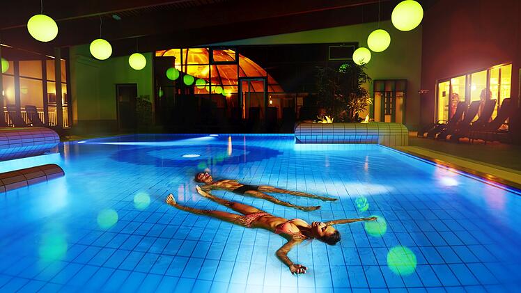 Therme, Bad, Badehaus, Schwimmen, Becken, Tauchen, Badeurlaub, Urlaub, Erlebnis, Auszeit, Freizeit, Erholung