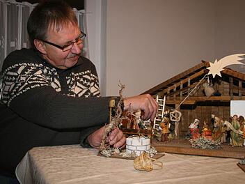 Mit dieser Krippe fing die Bastelleidenschaft an: Günter Kotschenreuther baute sie für seine Mutter. Fotos: Sonja Adam