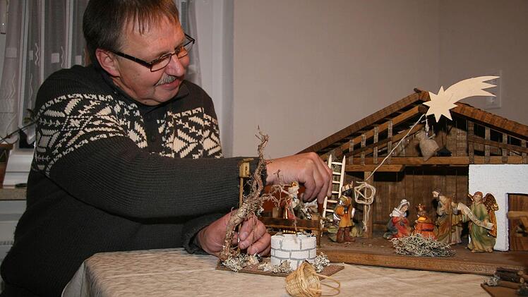 Mit dieser Krippe fing die Bastelleidenschaft an: Günter Kotschenreuther baute sie für seine Mutter. Fotos: Sonja Adam