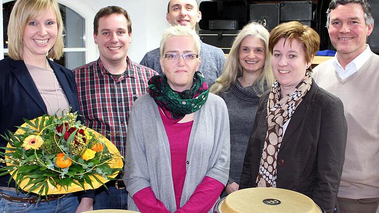 Den Förderverein Jugendblasorchester leitet jetzt Stefanie Freibott als 1. Vorsitzende. Unterstützt wird sie dabei von Sven Baumann, Kerstin Pohli, Christian Zang (alle Stellvertreter), Schriftführerin Renate Schneider und Schatzmeisterin Judith Stöcklein sowie von Bürgermeister Peter Kornell. Foto: Pfannes
