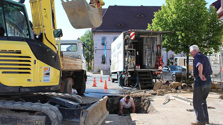 Erste Arbeiten sind auf dem Sommeracher Rathausvorplatz schon im Gange. Foto: Peter Pfannes