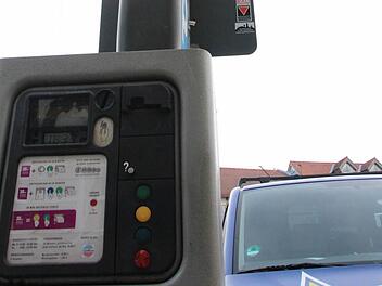 Mit Hilfe einer Münz-Sperre verweigern Forchheimer Parkscheinautomaten zwischen 22 und 6 Uhr die Arbeit. Foto: Roepert