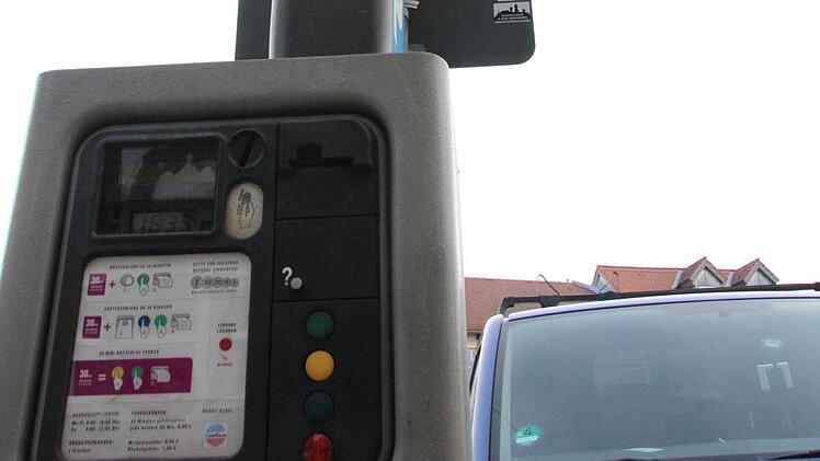 Mit Hilfe einer Münz-Sperre verweigern Forchheimer Parkscheinautomaten zwischen 22 und 6 Uhr die Arbeit. Foto: Roepert