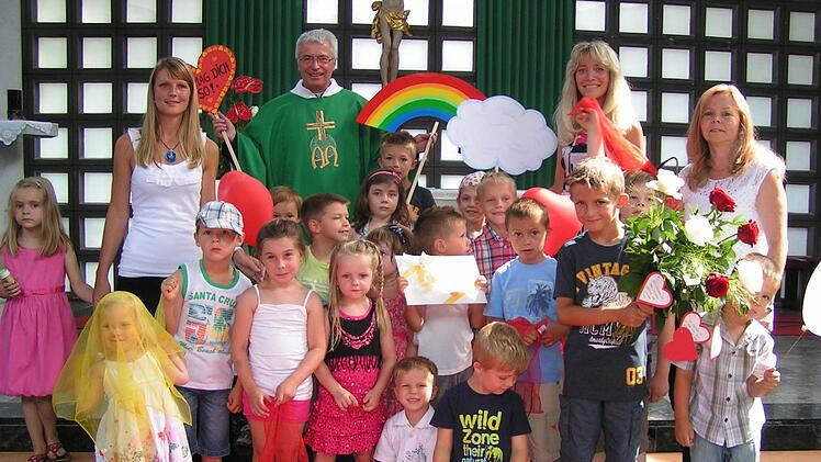 Pfarrer Gerhard Möckel inmitten der Weilersbacher Kindergartenkinder Foto: Heidi Amon