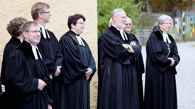 Der Musikverein Ludwigsstadt verabschiedete Pfarrer Jay Wiederanders (vorne 2 v.r.) mit einen "Ständerla". Foto: Michael Wunder