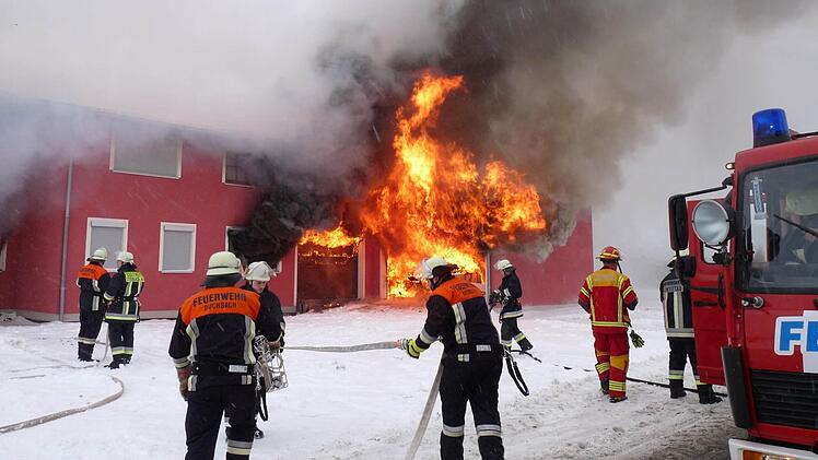 Dutzende Feuerwehrkr&auml;fte aus den benachbarten Ortschaften k&auml;mpften am Freitag gegen die Flammen eines Hausbrands in Kehlbach an. Zwei Personen wurden leicht verletzt, der Sachschaden wird von der Polizei auf mehrere Hunderttausend Euro gesch&auml;tzt. Foto: Werner Vetter
