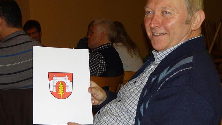 Werner Riegel sieht das Dorfwappen schon auf einer Fahne wehen. Er bedankte sich recht herzlich bei Günter Lipp für die mühevolle Arbeit rund um das Wappen.