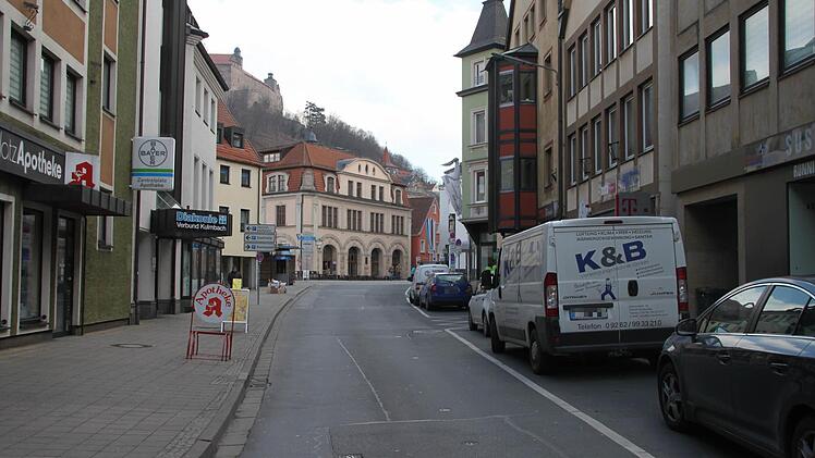Weil nach Abschluss der Umbauarbeiten eine Bushaltestelle in der Klostergasse eingerichtet wird, fallen Kurzzeit-Parkplätze weg. Diese müssen ersetzt werden, fordert Apotheker Siegmund Huhn.