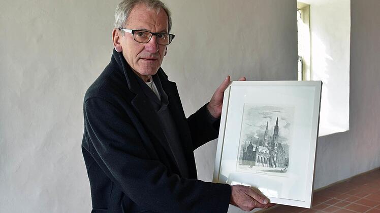So wie auf diesem gerahmten Bild aus dem Jahr 1868, das Dr. Jürgen Lenssen in Händen hält, hätte die Ritterkapelle einmal aussehen sollen, wenn der königliche Konservator Karl Alexander Heideloff seine Pläne hätte verwirklichen dürfen.